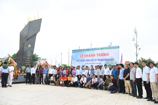 Đài tưởng niệm Liệt sỹ trung đoàn 207- Ấp Đá Biên, Long An